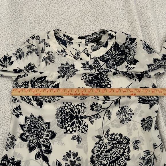 Banana Republic Blouse Navy White Floral Button Back Statement Sleeve Medium New - Picture 9 of 13